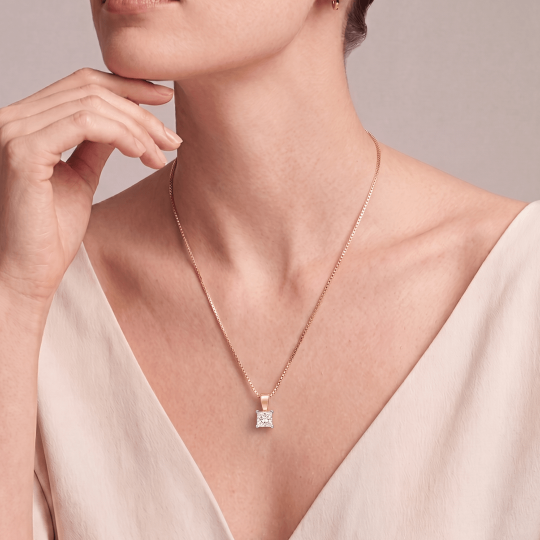 Captivante Solitaire Diamond Pendant
